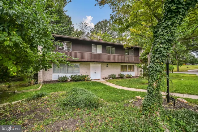 a view of a yard in front of house