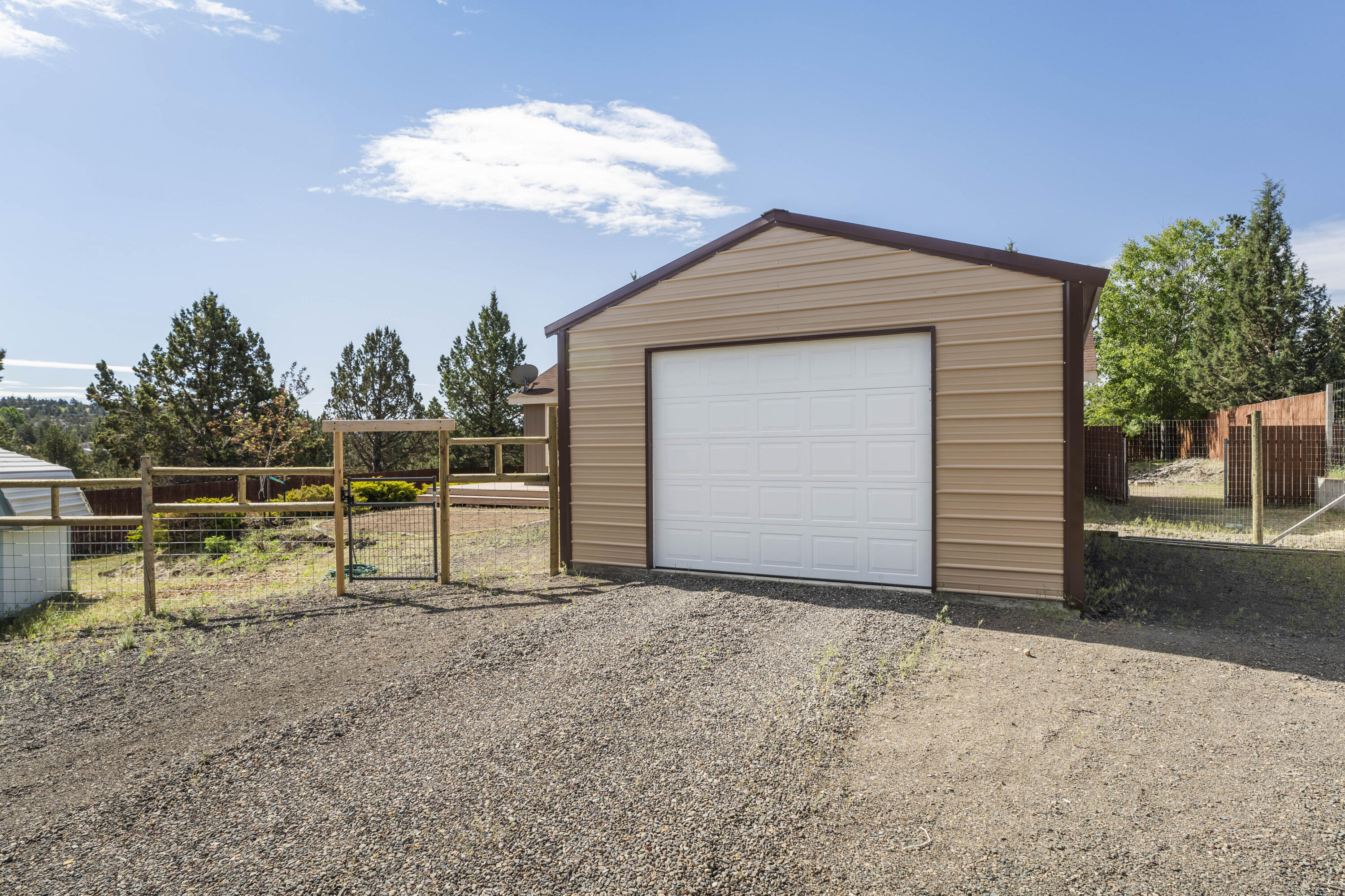 9141 Southwest Shad Road Terrebonne, OR 97760 - Photo 20 of 32 28-Garage