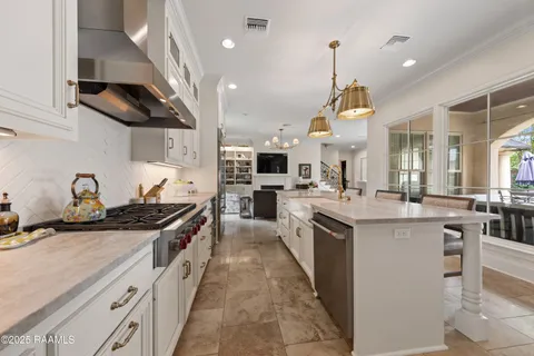 $975,000 | 100 Emily Circle, Lafayette, LA 70508