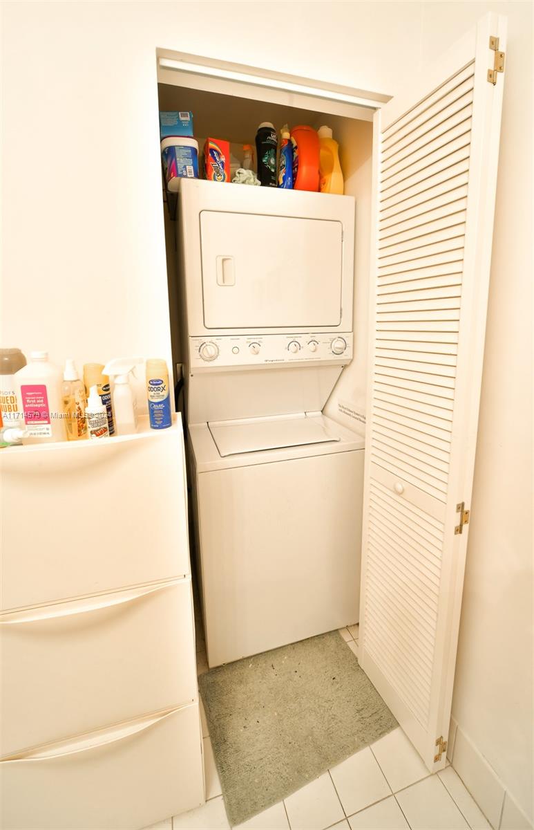 888 Biscayne Boulevard, Unit 2511 Miami, FL 33132 - Photo 10 of 26 a utility room with dryer and washer