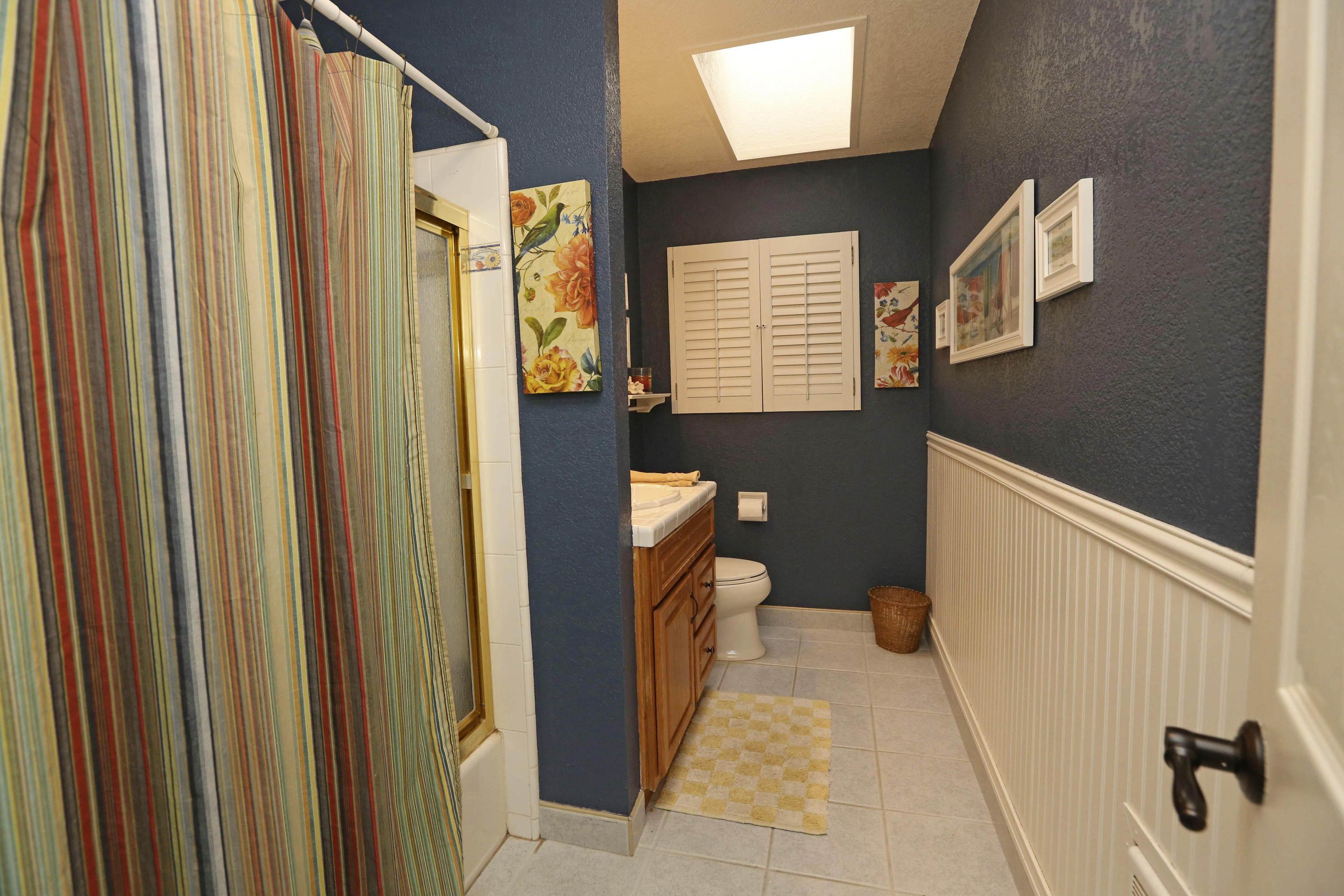 21212 Old Alturas Road Redding, CA 96003 - Photo 18 of 25 Guest Bathroom