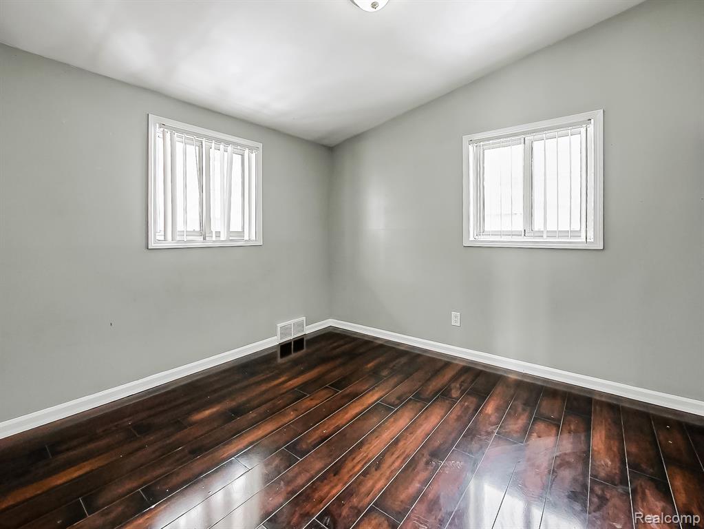1283 Featherstone Road Pontiac, MI 48342 - Photo 12 of 34