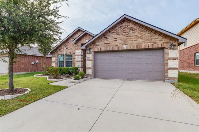 a view of backyard of the house