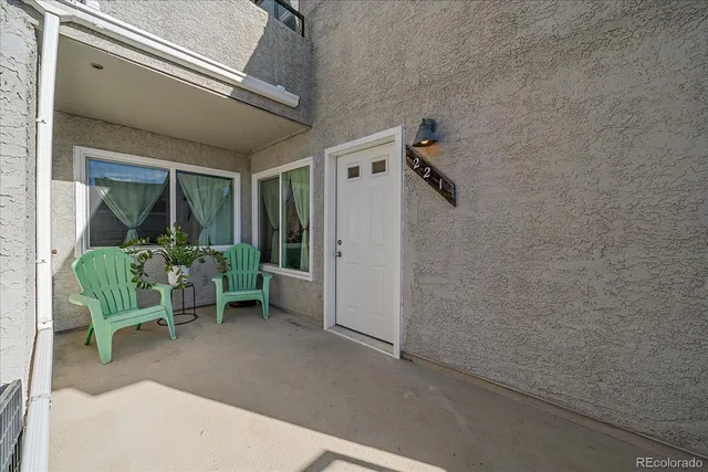 a view of entryway with patio