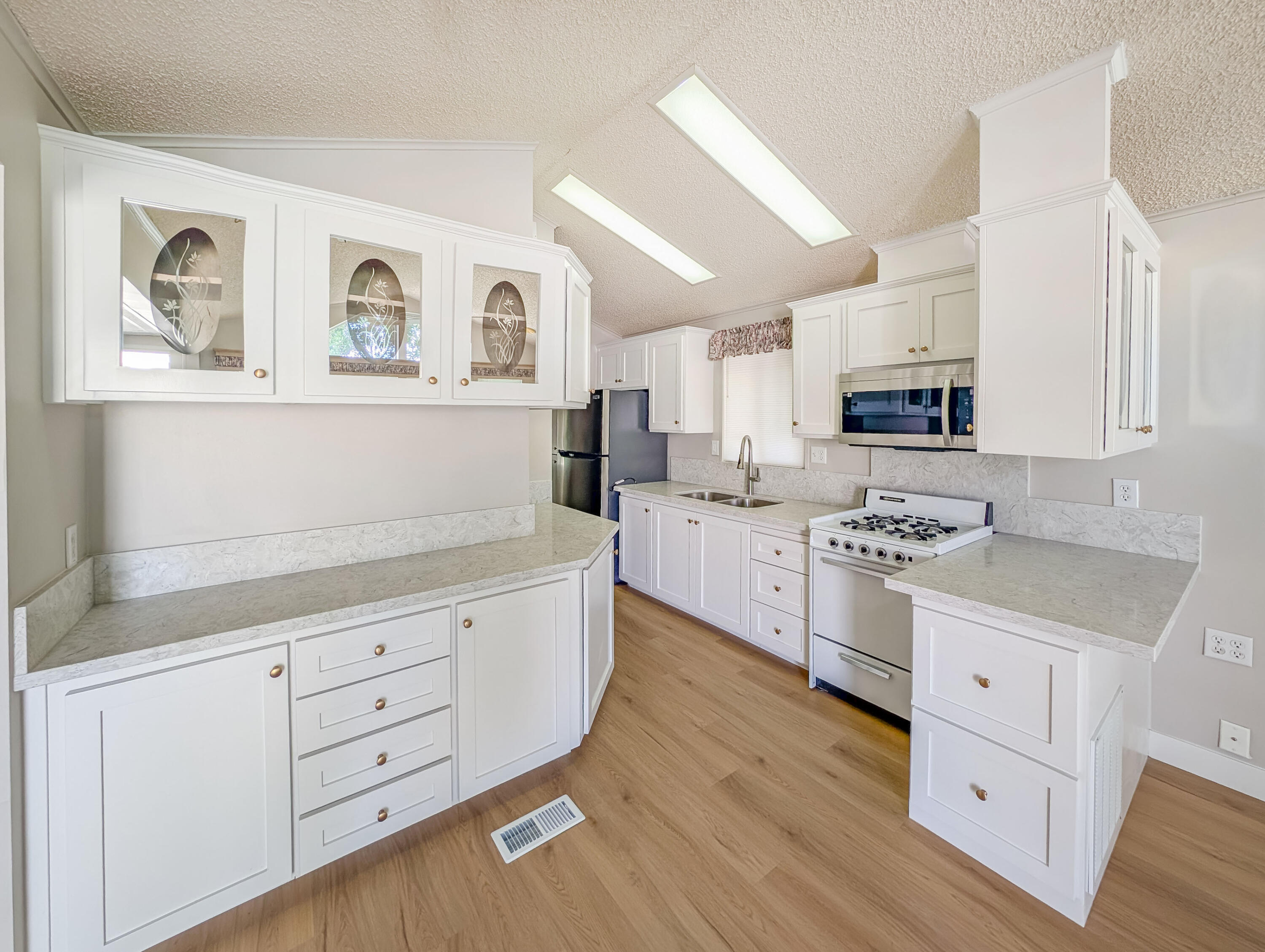 70200 Dillon Road, Unit 119 Desert Hot Springs, CA 92241 - Photo 13 of 31 Kitchen