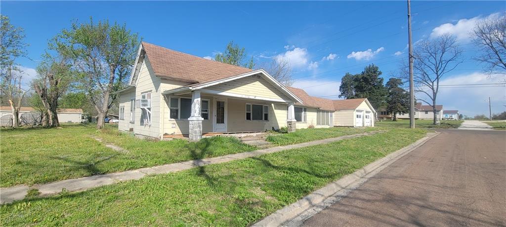 712 North 2nd Street Iola, KS 66749 - Photo 1 of 24