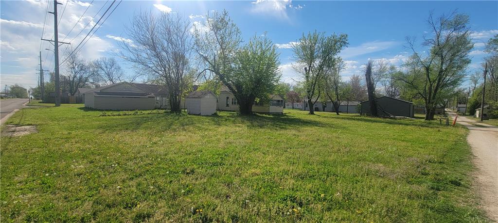 712 North 2nd Street Iola, KS 66749 - Photo 5 of 24