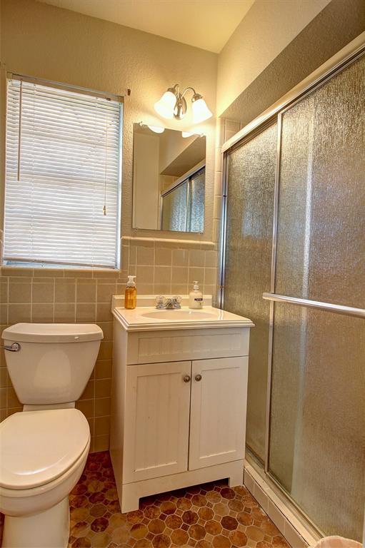 512 North Sherley Road Anna, TX 75409 - Photo 8 of 20 a bathroom with a sink toilet and shower