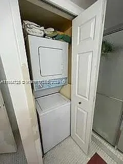 $2,400 | 235 Lakeview Drive, Unit 201, Weston, FL 33326