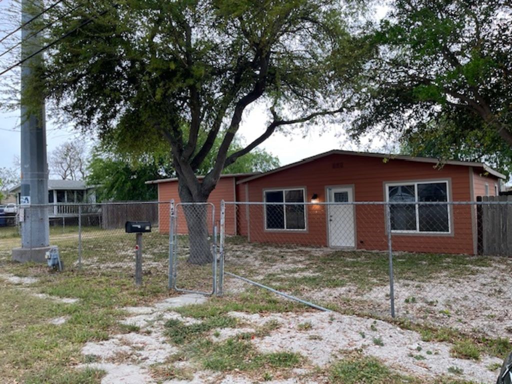 450 Skipper Lane Corpus Christi, TX 78418 - Photo 2 of 26 front view of a house with a yard