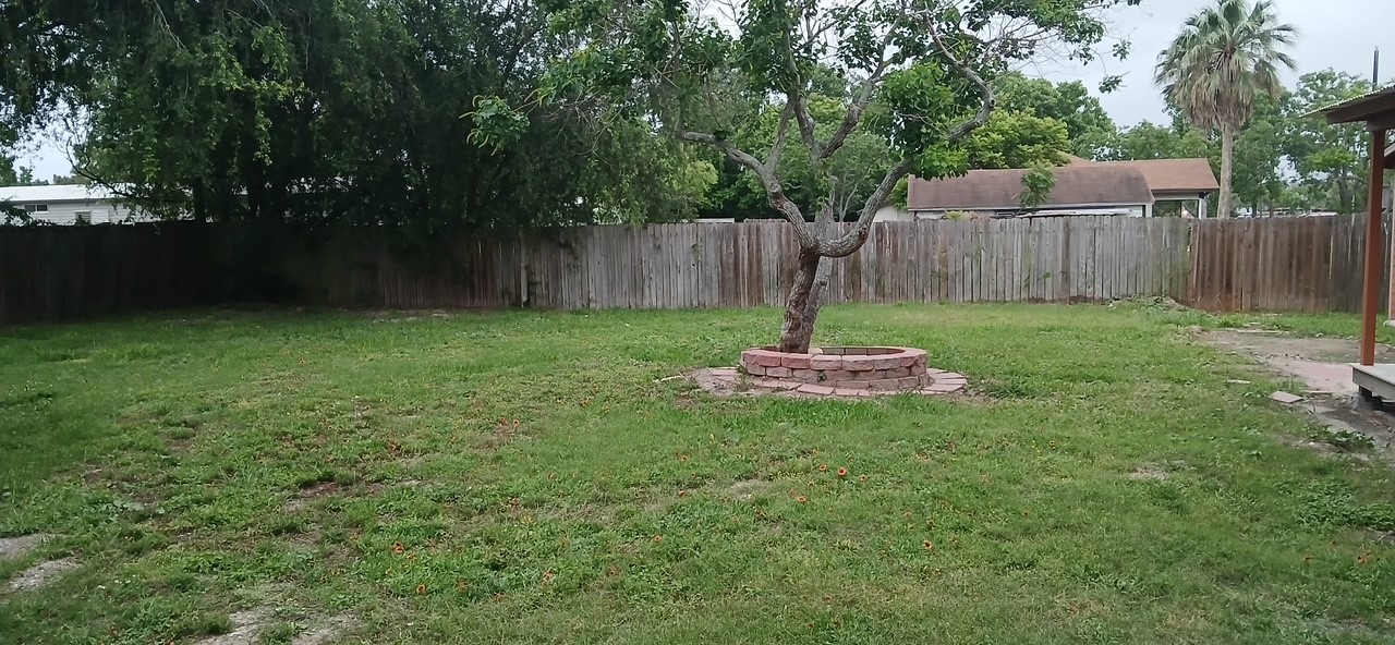 450 Skipper Lane Corpus Christi, TX 78418 - Photo 23 of 26 a backyard of a house