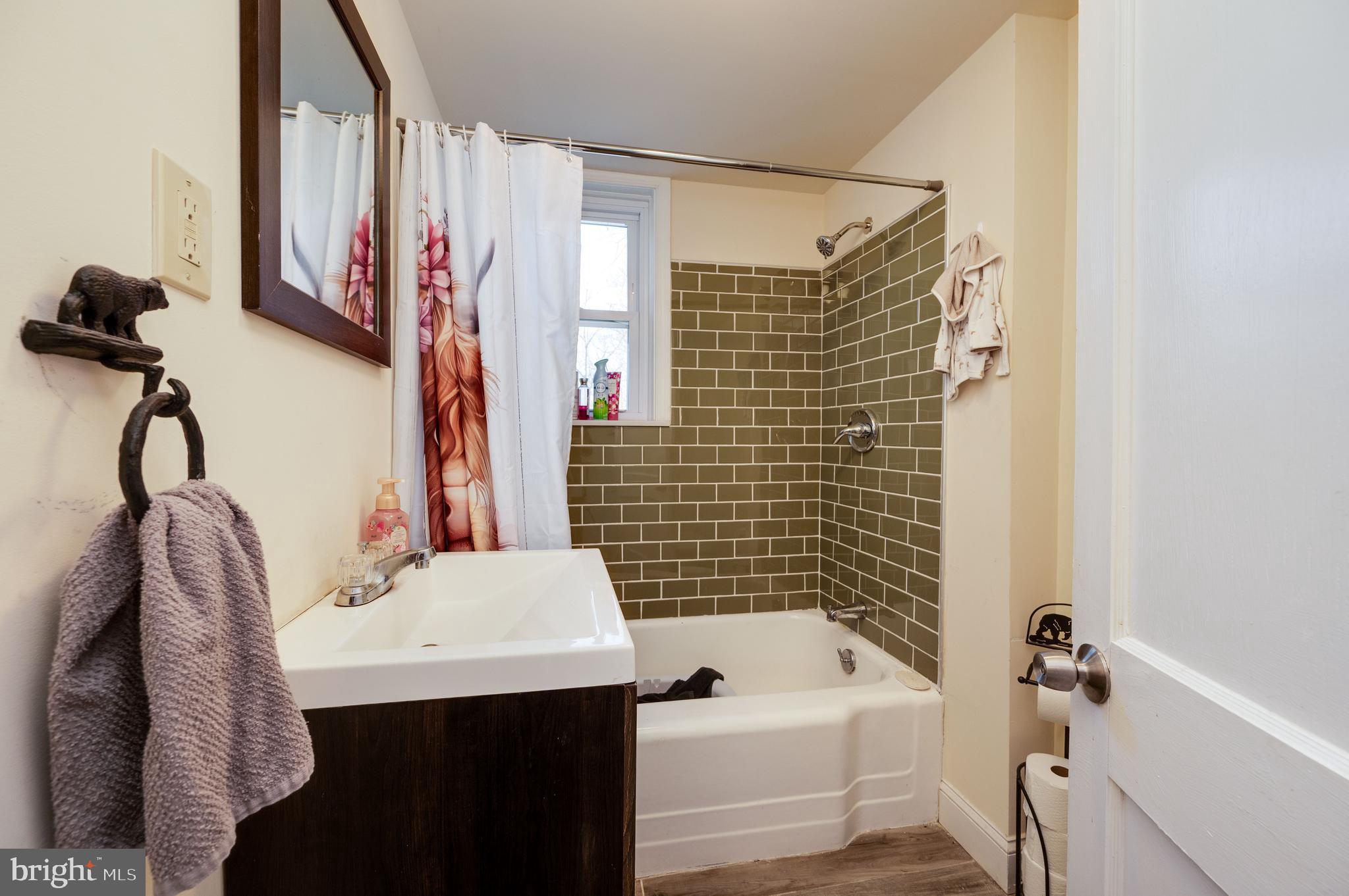 175 Forgedale Road Fleetwood, PA 19522 - Photo 13 of 42 a bathroom with a sink and a bathtub