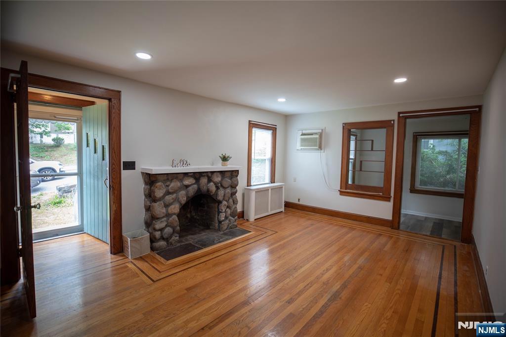 31 Spring Valley Avenue, Unit WHOLE HOUSE Paramus, NJ 07652 - Photo 3 of 31