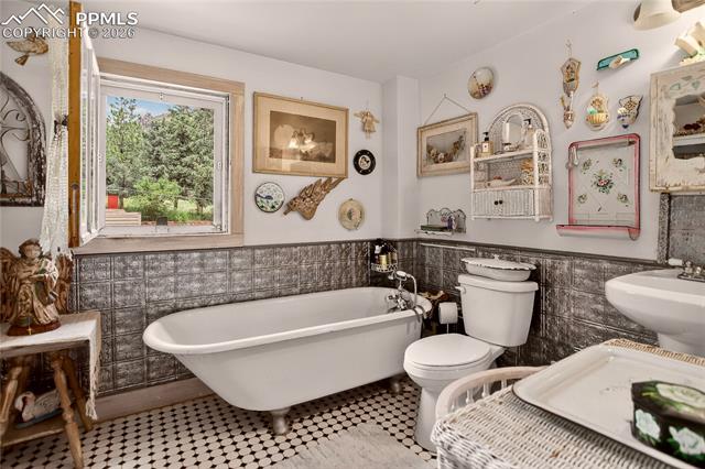 5975 Wellington Road Cascade, CO 80809 - Photo 28 of 32 Full bath - upper level w/ clawfoot tub