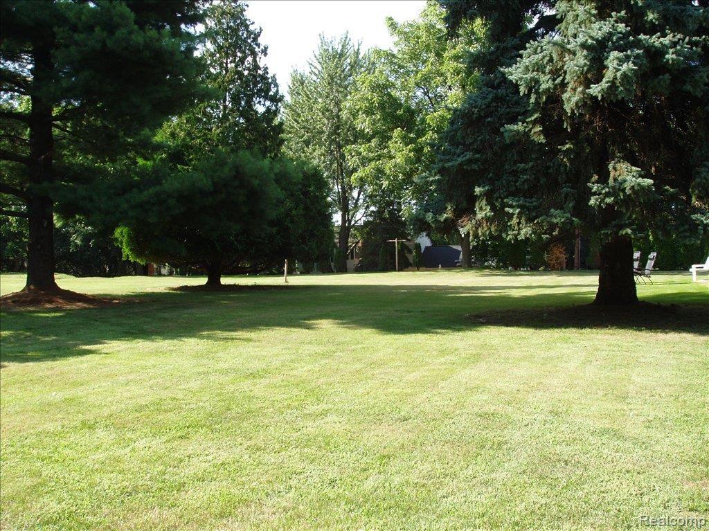 471 North Livernois Road Rochester, MI 48309 - Photo 3 of 22 1 1/4 acre lot view