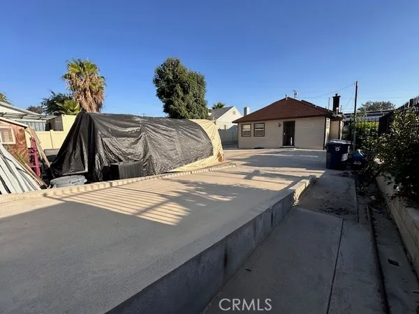 a view of a house with backyard