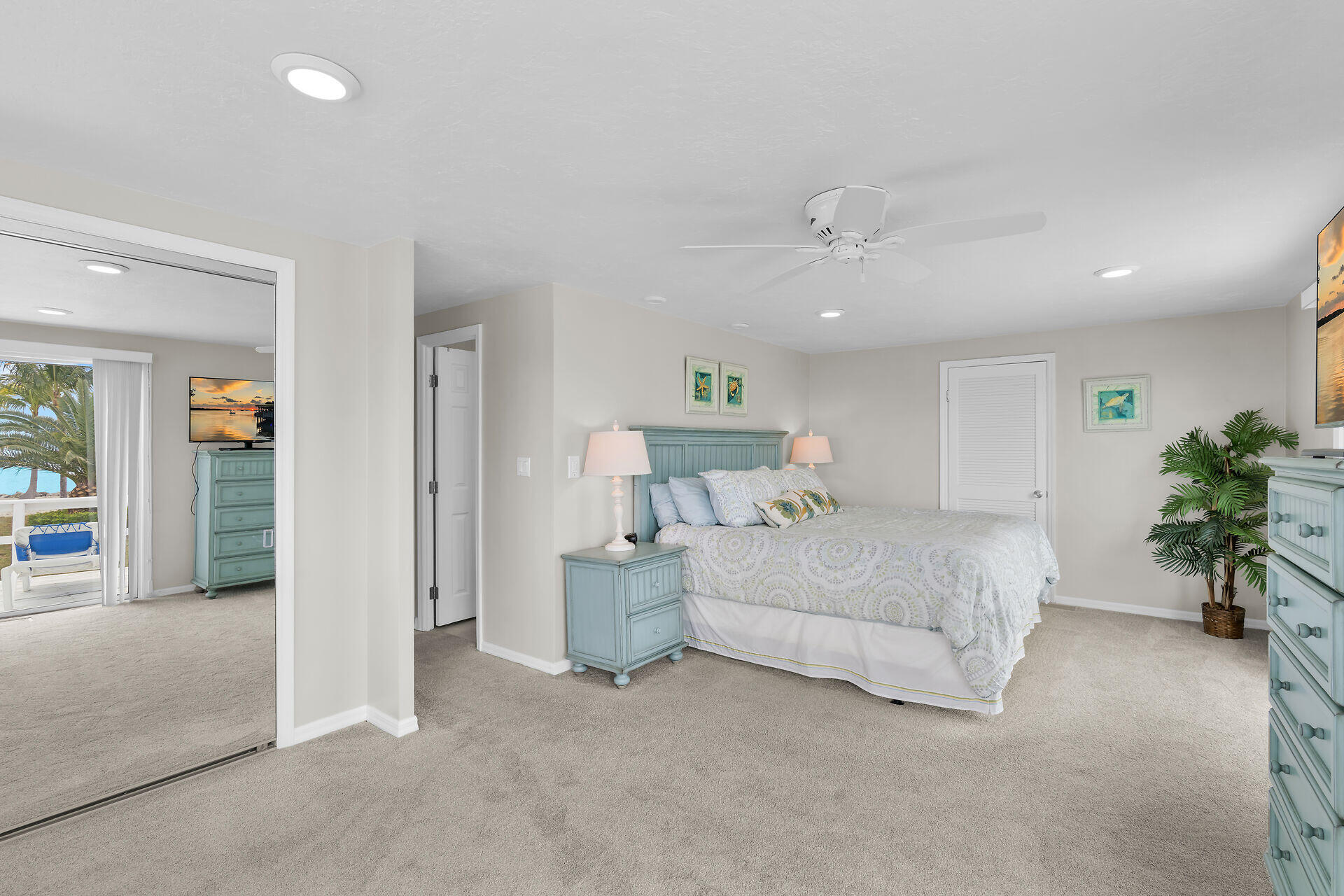 76 Ocean Drive Key Largo, FL 33037 - Photo 28 of 59 Large Room