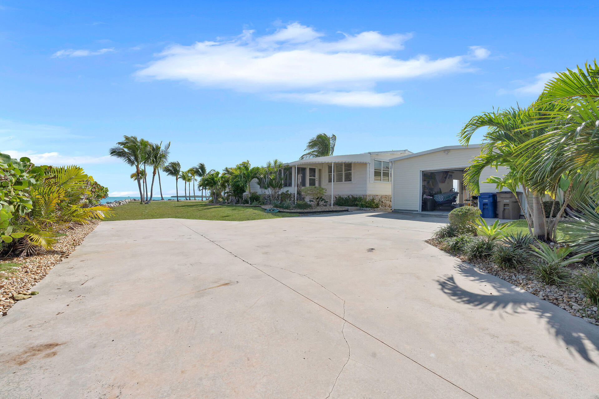 76 Ocean Drive Key Largo, FL 33037 - Photo 6 of 59 Entrance to home