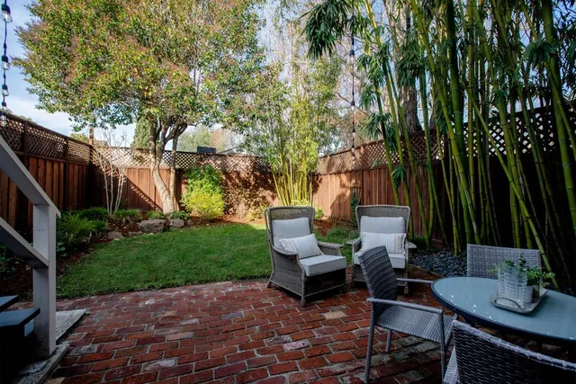 a view of a backyard