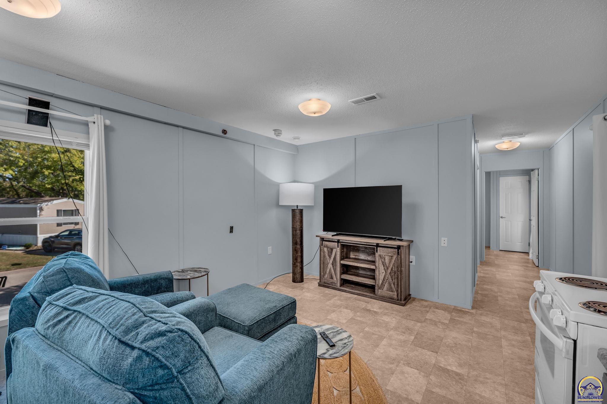 149 Southeast Willow Way Street Topeka, KS 66609 - Photo 9 of 25