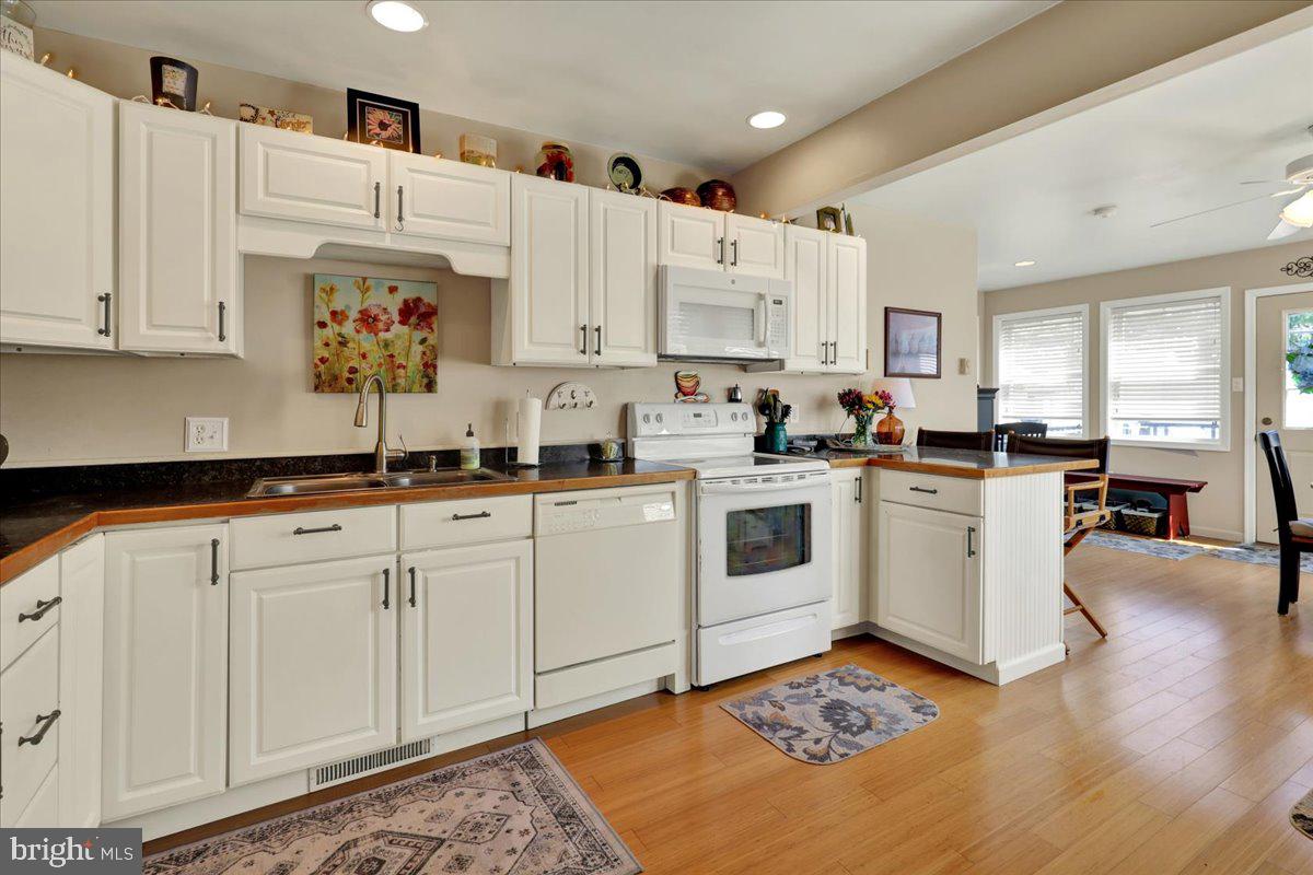307 Summit Avenue Reading, PA 19607 - Photo 8 of 25 Bright and inviting kitchen space.