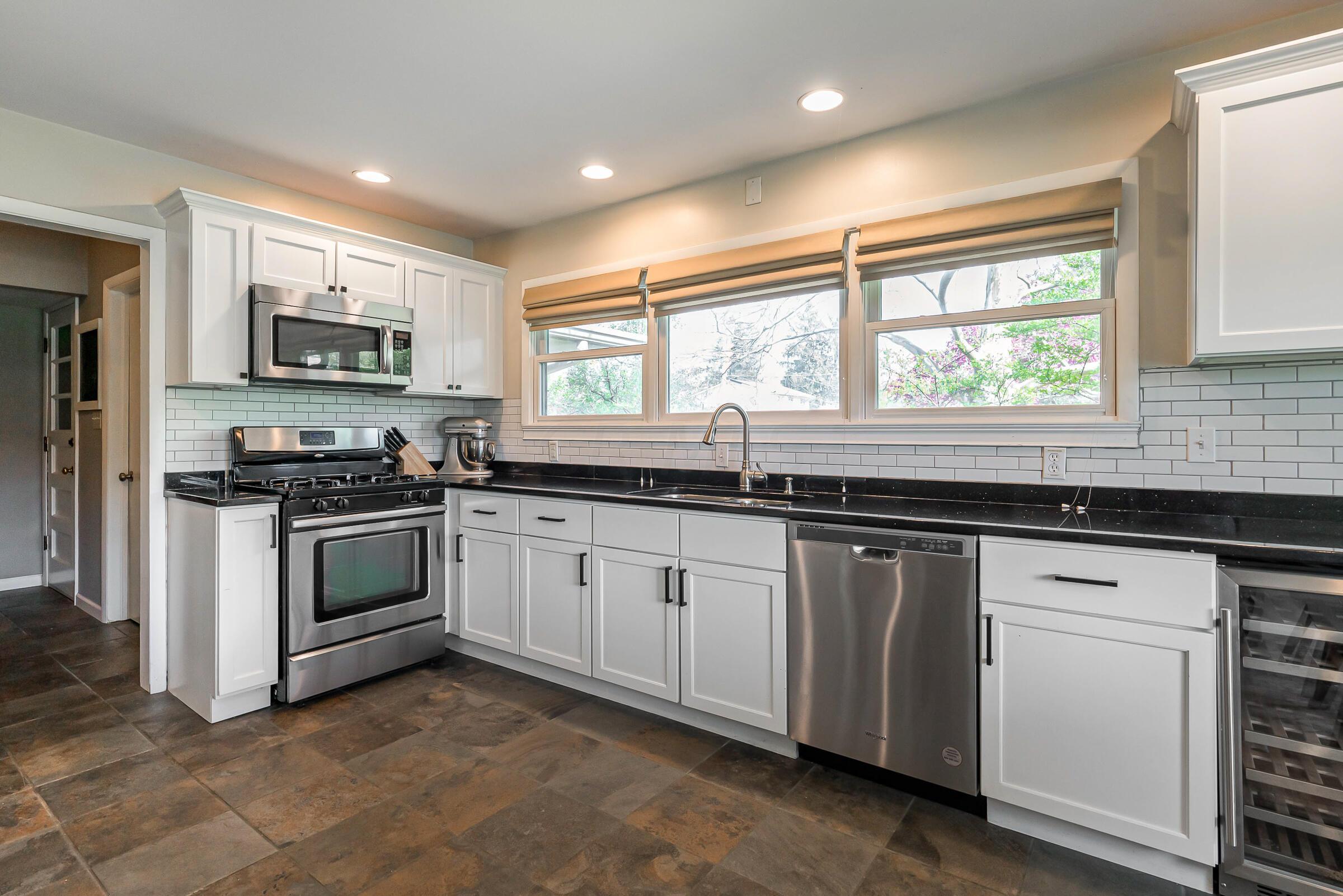 3177 Leeds Road Columbus, OH 43221 - Photo 10 of 32 Kitchen