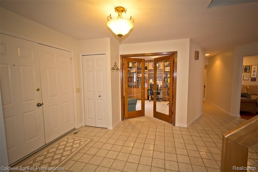 36874 Chesapeake Road Farmington, MI 48335 - Photo 3 of 46 Foyer/Library