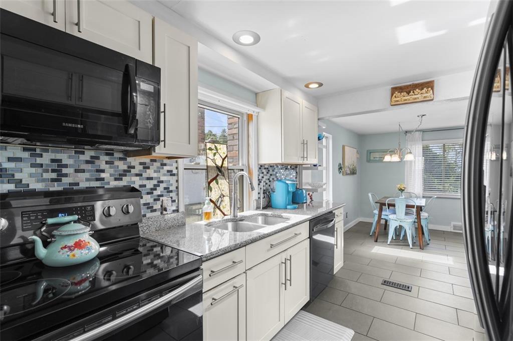 920 Mifflinridge Road Pittsburgh, PA 15207 - Photo 11 of 34 Cool open concept, lots of space!