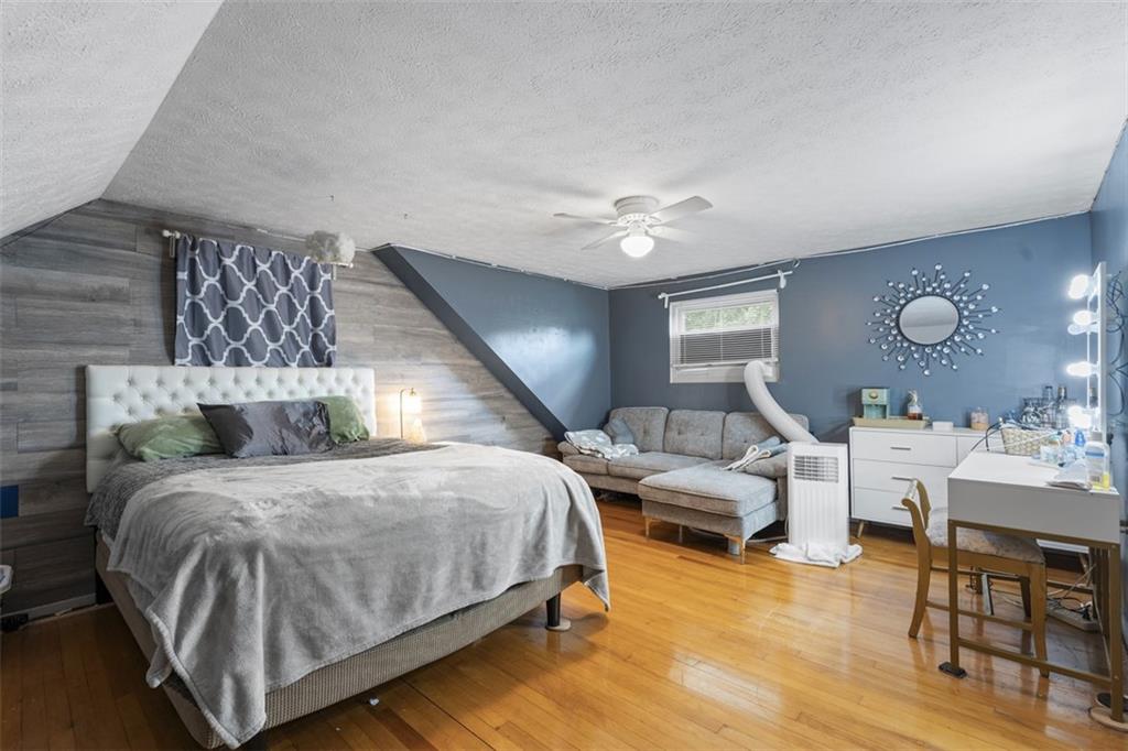 920 Mifflinridge Road Pittsburgh, PA 15207 - Photo 21 of 34 Plenty of room for a sitting area in this bedroom!