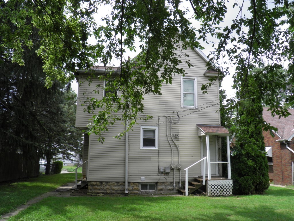 250 44th Street Moline, IL 61265 - Photo 19 of 19 front view of a house with a yard
