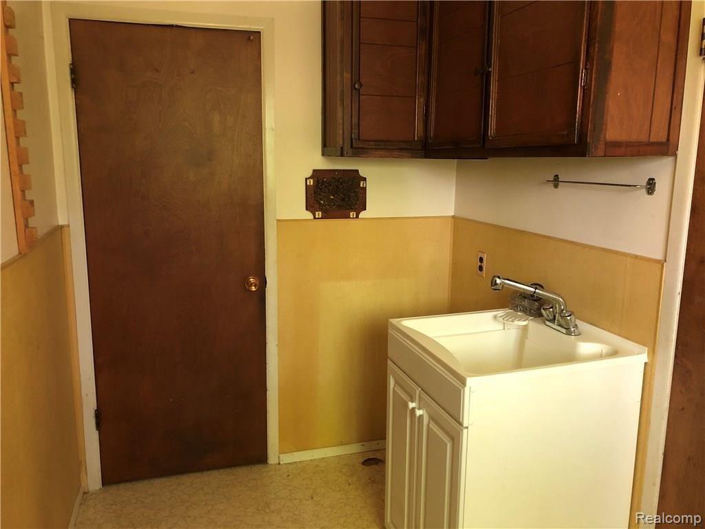 7333 Linden Road Fenton, MI 48430 - Photo 19 of 23 1 st Floor Laundry!