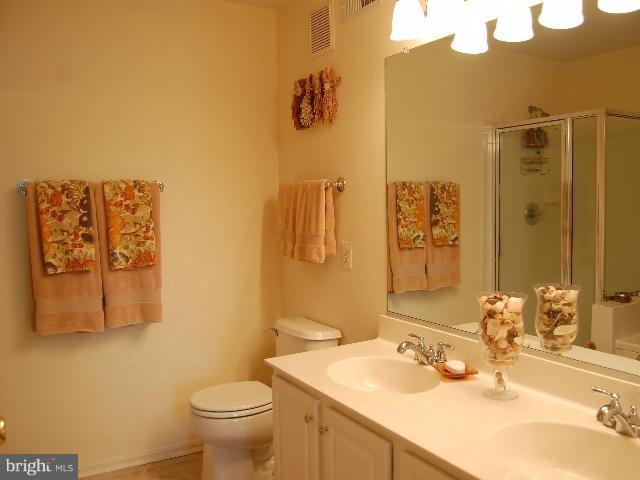 11910 Breton Court, Unit 3B Reston, VA 20191 - Photo 21 of 28 Bath (Master)