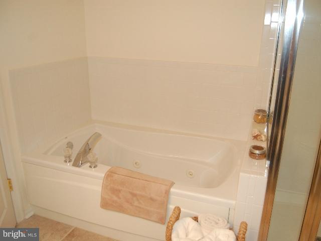 11910 Breton Court, Unit 3B Reston, VA 20191 - Photo 22 of 28 Bath (Master)