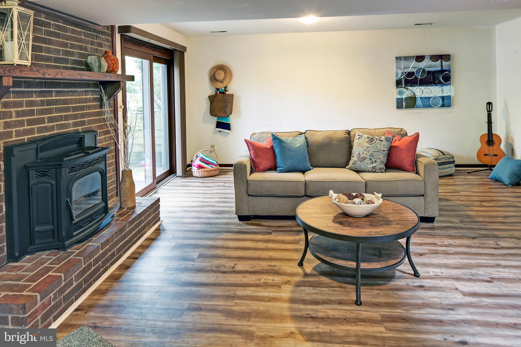 987 Shore Acres Road Arnold, MD 21012 - Photo 5 of 34 Family room