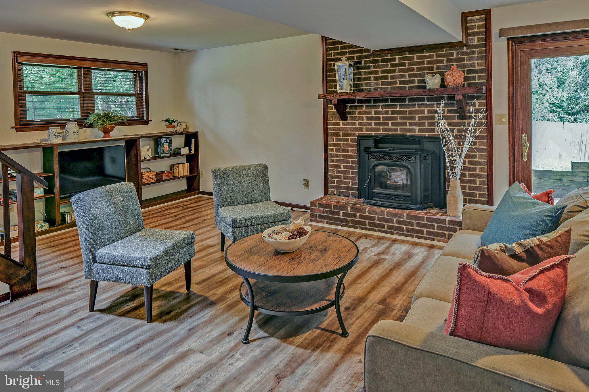 987 Shore Acres Road Arnold, MD 21012 - Photo 6 of 34 Family room