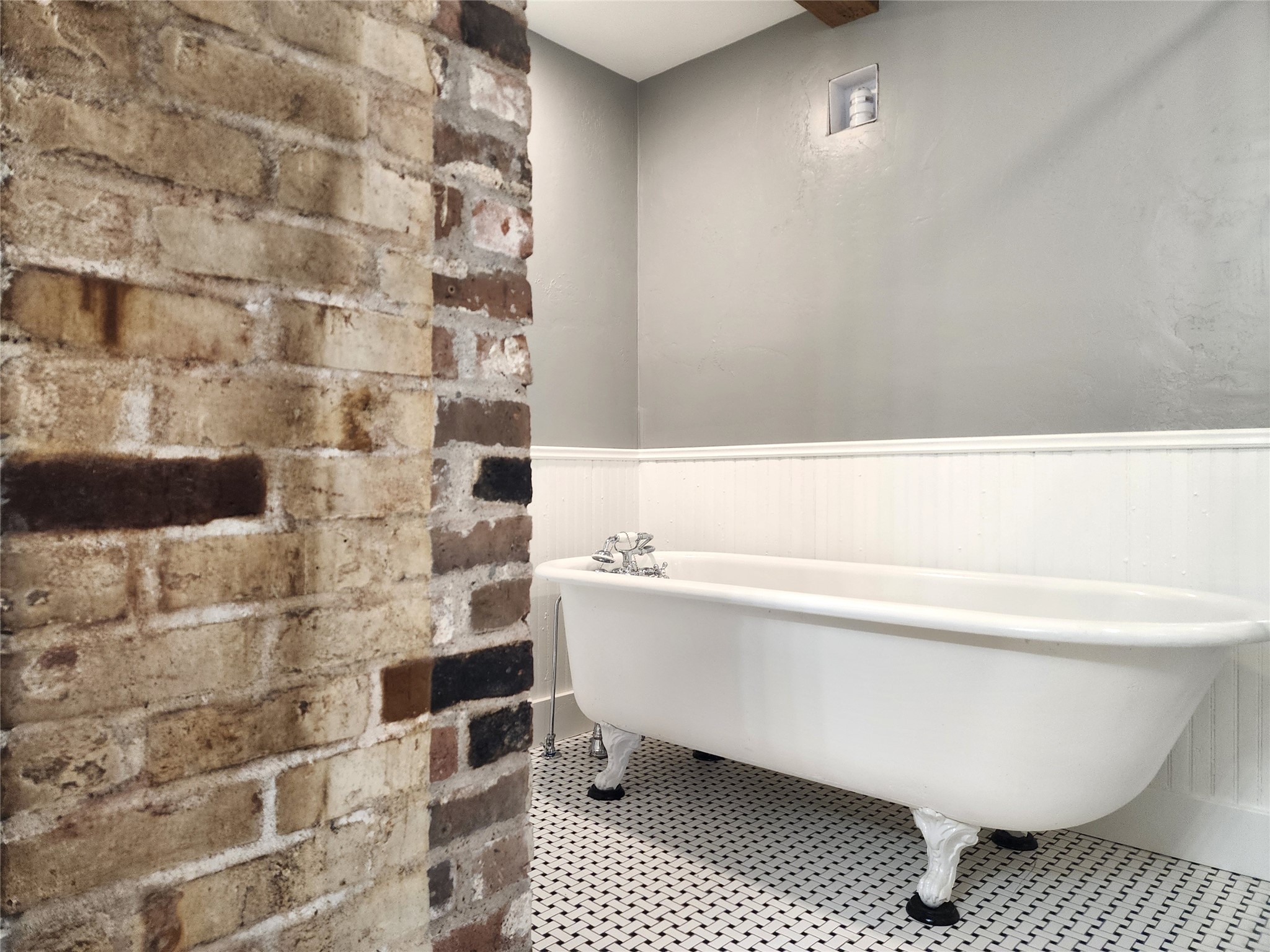 1818 Kane Street, Unit 1 Houston, TX 77007 - Photo 7 of 27 Bathroom with brick feature and claw tub.