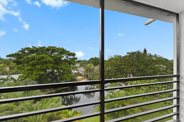 $209,500 | 112 Royal Park Drive, Unit 4B, Oakland Park, FL 33309