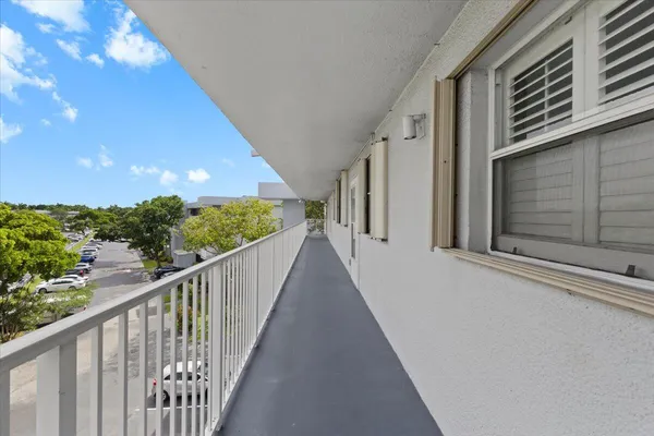 $209,500 | 112 Royal Park Drive, Unit 4B, Oakland Park, FL 33309