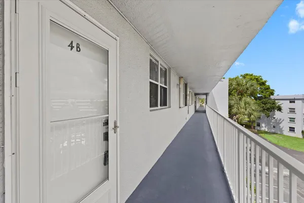 $209,500 | 112 Royal Park Drive, Unit 4B, Oakland Park, FL 33309
