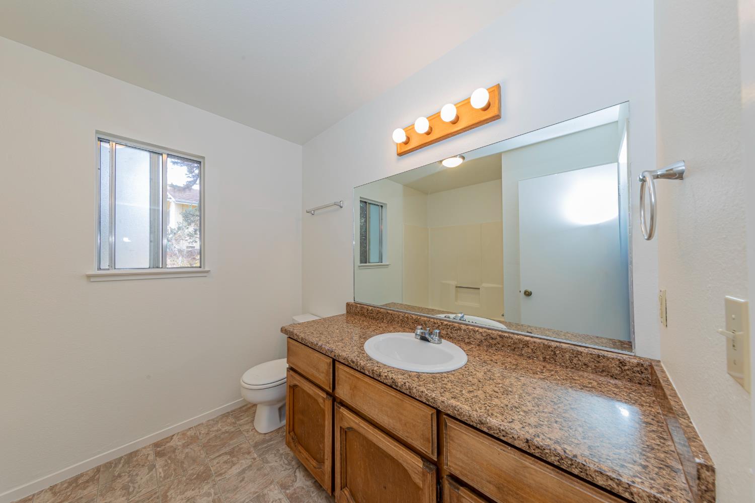 42634 Springwood Road Oakhurst, CA 93644 - Photo 26 of 40 upstairs full bathroom