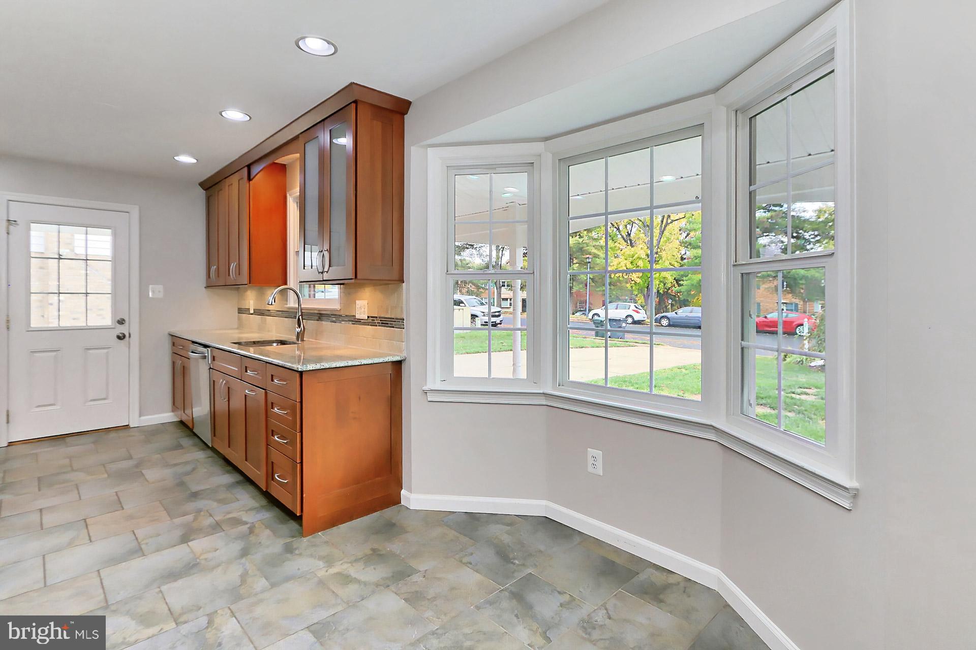 6992 Conservation Drive Springfield, VA 22153 - Photo 8 of 39 Kitchen eat-in-space