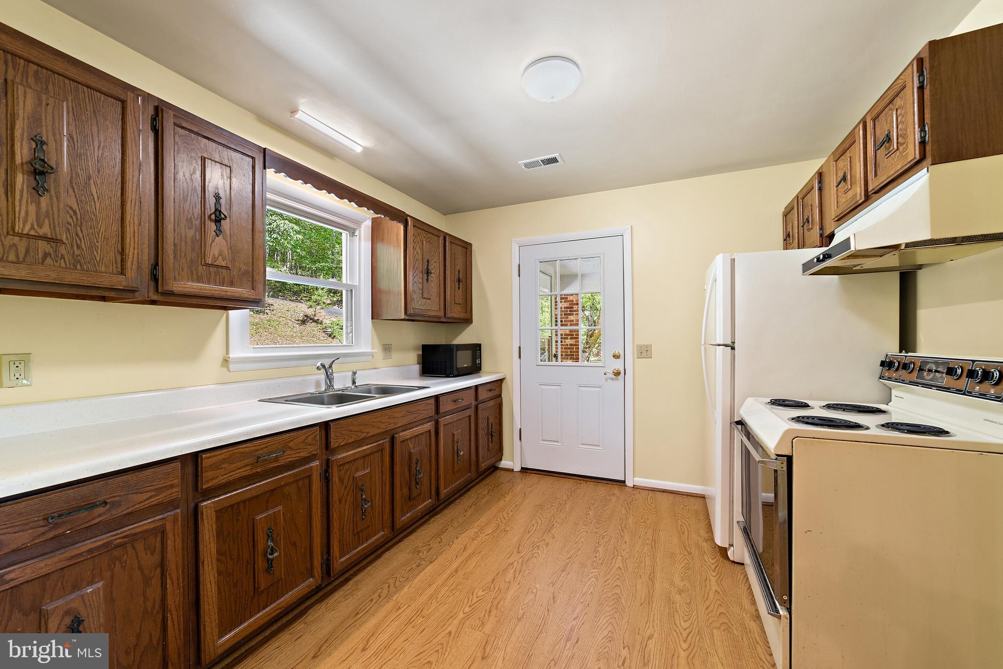 5847 Wilson Road Marshall, VA 20115 - Photo 12 of 55 Kitchen from the dining room