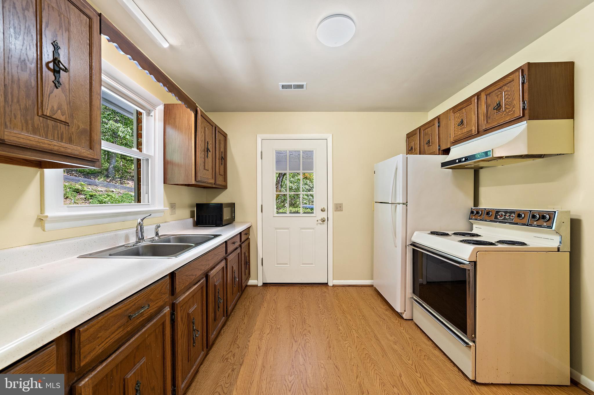 5847 Wilson Road Marshall, VA 20115 - Photo 13 of 55 Kitchen showing door to carport