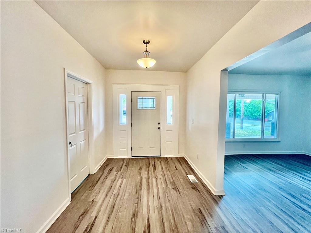 211 Spring Street Thomasville, NC 27360 - Photo 6 of 27 Entry