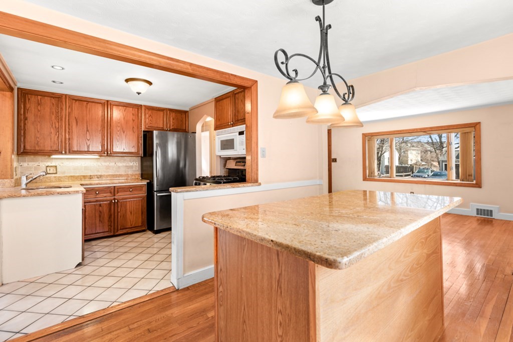 9 Pilgrim Road Watertown, MA 02472 - Photo 11 of 27 Gallery Image 11