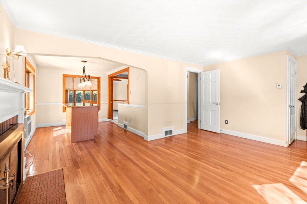 9 Pilgrim Road Watertown, MA 02472 - Photo 7 of 27 Gallery Image 7