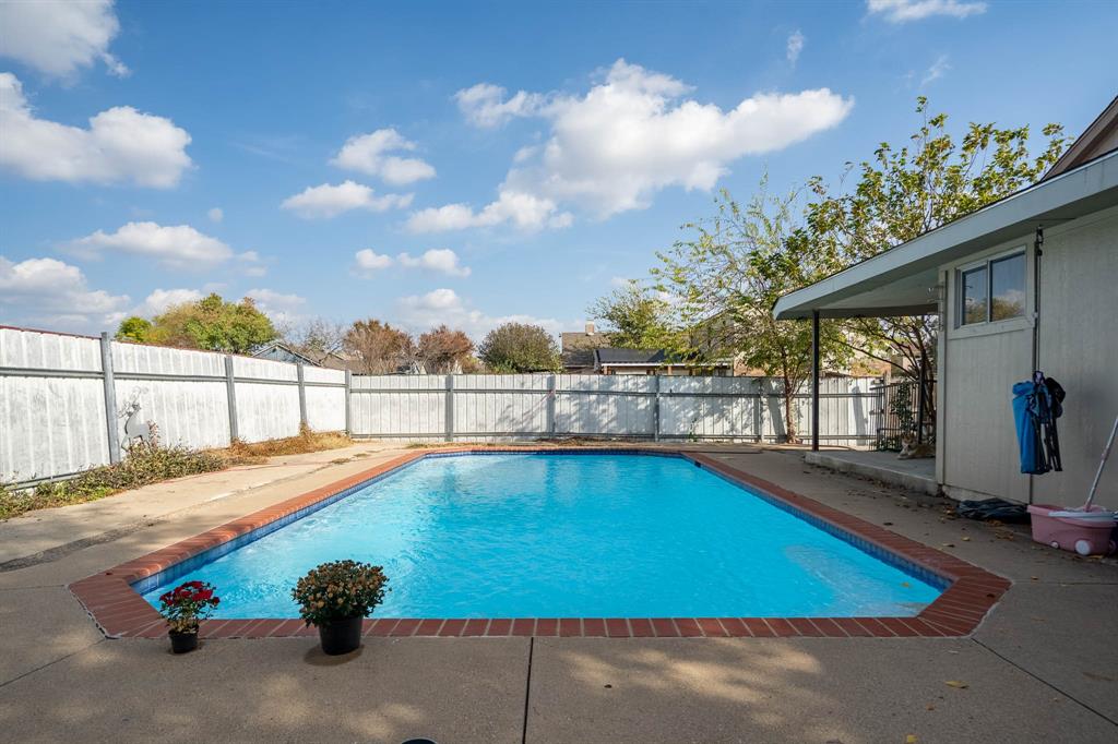 9319 Rutherglen Drive Dallas, TX 75227 - Photo 17 of 20 a view of a backyard