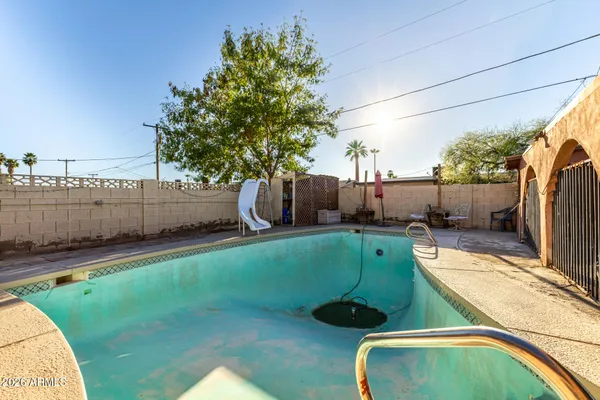 a view of a backyard