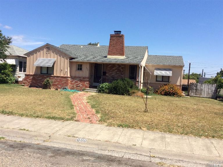 690 California Street Rio Vista, CA 94571 - Photo 1 of 1 a front view of a house with a yard