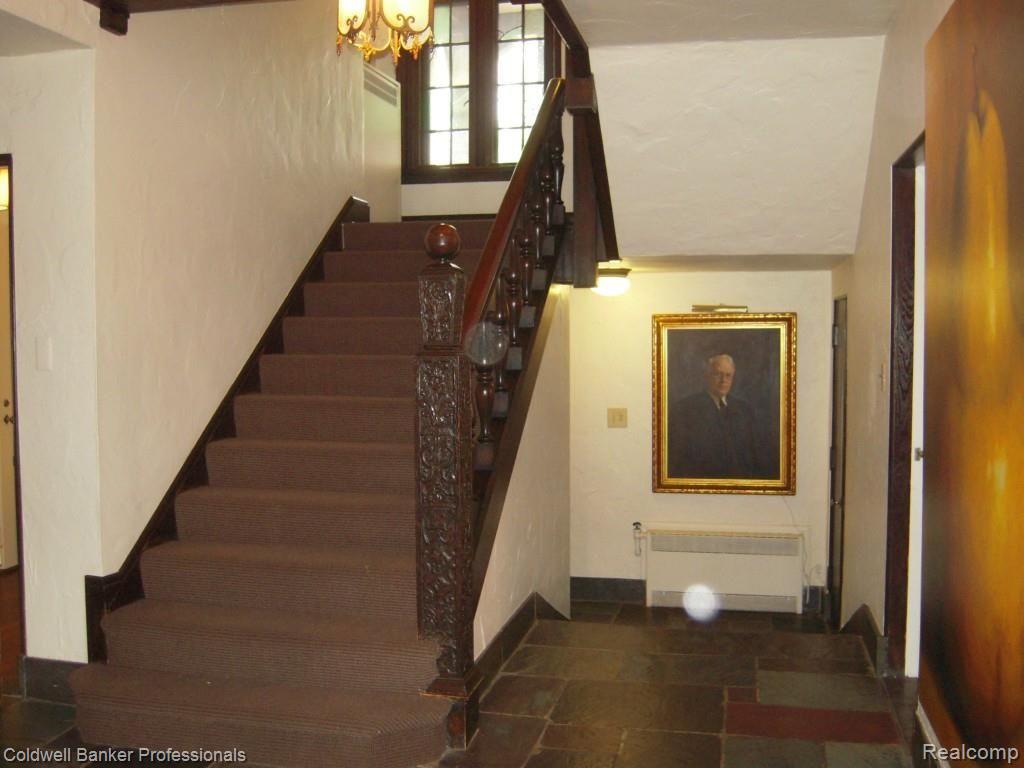 18055 Hamilton Road Highland Park, MI 48203 - Photo 9 of 40 10 Foyer facing east.jpg